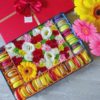 Цветы в коробке с macarons